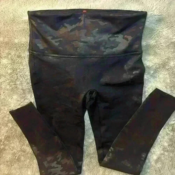 SPANX Black Camo Compression Leggings - size large - Picture 3 of 4